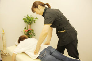 福岡で産後の腰痛にて、腰を整体する様子