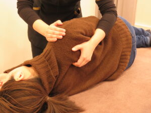 福岡で肩こりに対しての施術風景