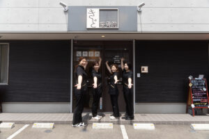 福岡市南区の整骨院外観と女性スタッフの雰囲気