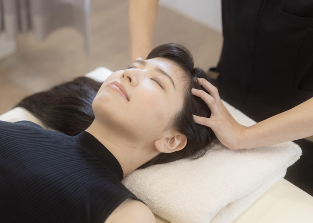 福岡市南区のきど接骨院のヘッドマッサージの施術風景
