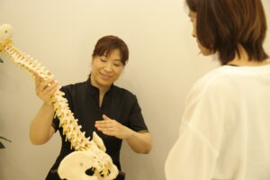福岡で女性院長が腰痛について説明している様子